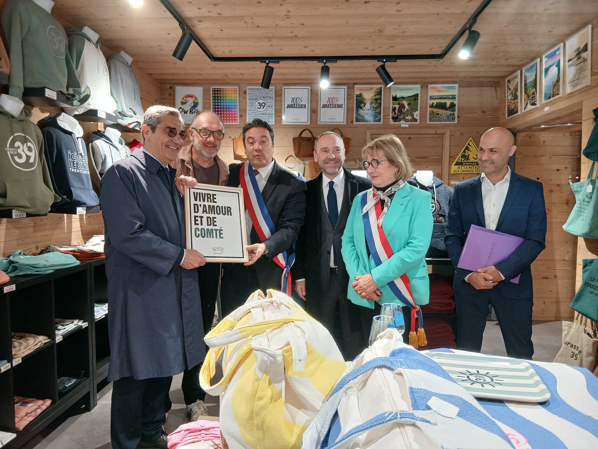 Prefet39's tweet image. #Commerce | Visite officielle de @SergePapin_rf  🤝 

👉 En déplacement dans le Jura ce vendredi 3 avril, le ministre Serge  Papin était à Lons-le-Saunier pour lancer le plan de redynamisation des  commerces de proximité. 

🛍️ Première séquence : une déambulation au cœur du