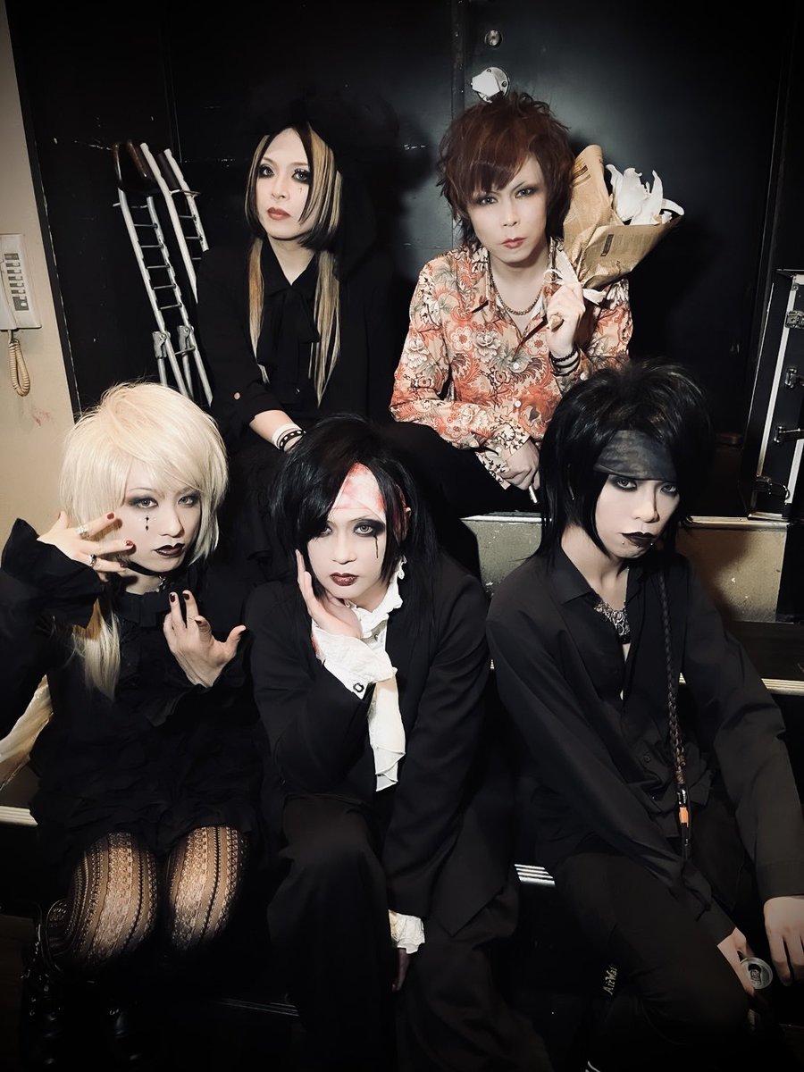 Ivy darkness tweet media