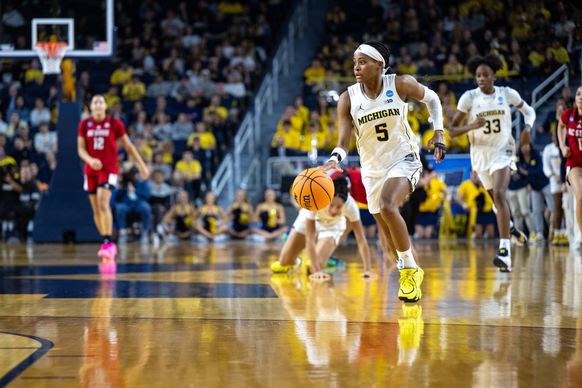 umichwbball's tweet photo. Big birthday shoutout to Brooke Quarles Daniels 🥳

#GoBlue https://t.co/aYqLu1Ukr6