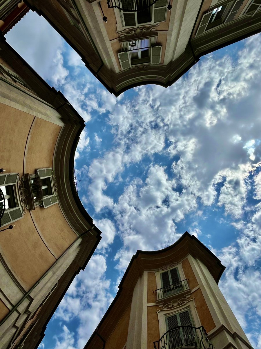 Guardando in alto! Piazza S. Ignazio… 

#Roma 🤍