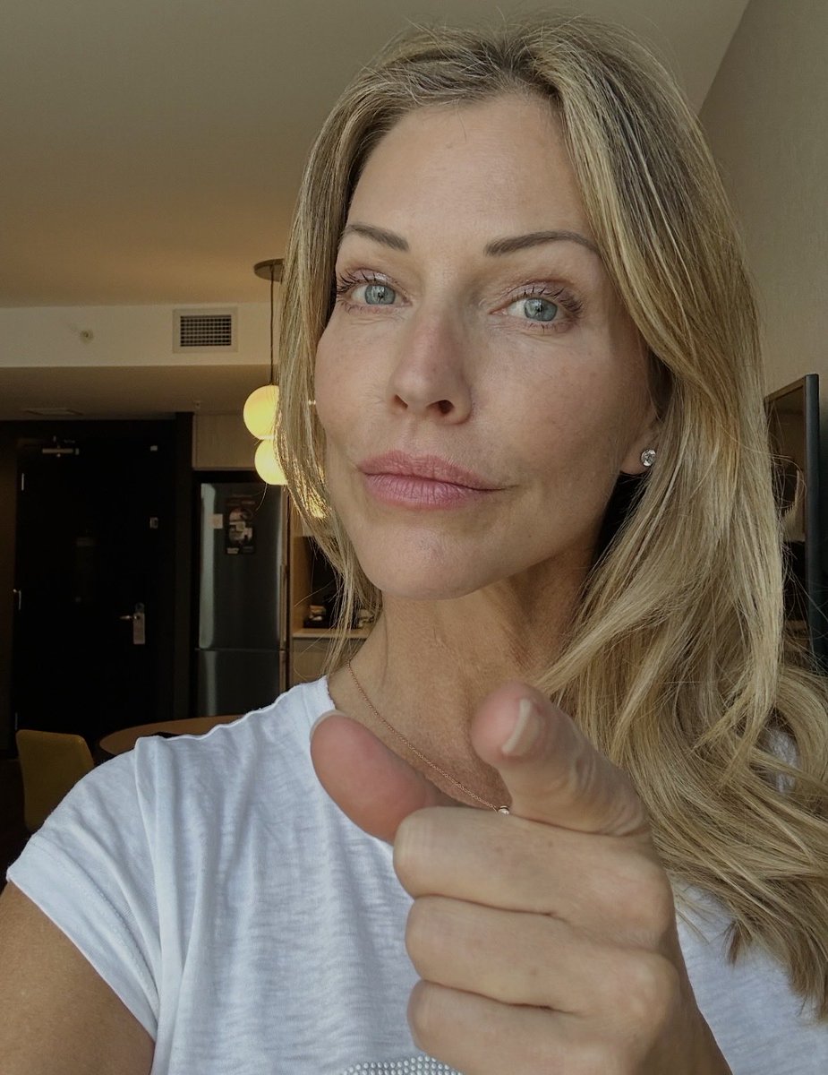 Tricia Helfer tweet media