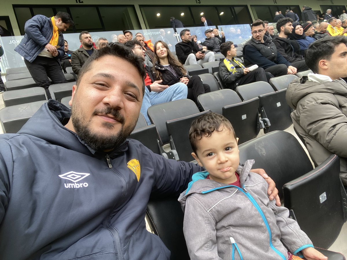 ErtanMERT11's tweet photo. Baba oğul ilk maç ilk ilk galibiyet💛💙
+3 @Ankaragucu https://t.co/YWSZst0ZPO
