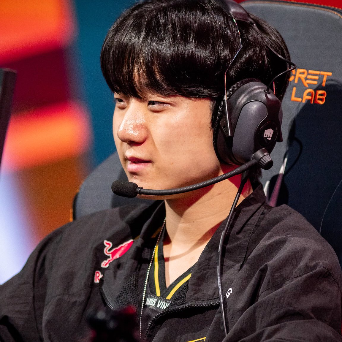 Sheep_Esports's tweet photo. NAVI Assistant Coach GotoOne 🇫🇷 on Poby 🇰🇷:

"Korean culture has created a lot of anxiety for him"

"For a Korean player—especially someone who has touched the top level in Korea and played for a team like T1—there can be a feeling that if you make a mistake, you can be replaced immediately."

"In Europe, that’s not how it works: changes don’t happen overnight, and there’s more time to improve."

"For him, being a strong laner is essential—it’s a fundamental part of the game—and he puts a lot of pressure on himself in that regard."

"He might be overdoing it a bit; he’s putting too much pressure on himself."

"We take the time to explain to him that at NAVI, things won’t happen the way they usually do in Korea. We tell him that we’re here for him, that this is a long-term project, and that we want to build with him."