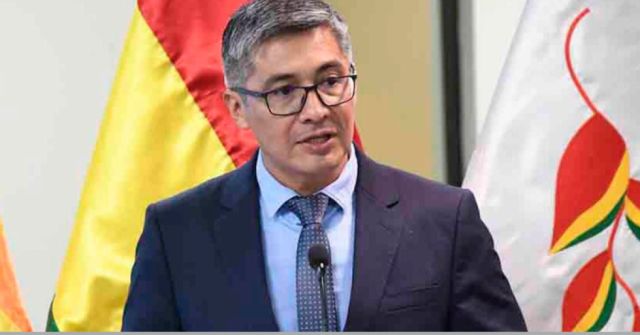 EL EMBI PARA BOLIVIA
(Bloomberg 3/04/26)
EMBI es un indicador de "riesgo país" mide el sobrecosto que debe pagar un Estado, cuando decide endeudarse en los mercados internacionales.
Se expresa en puntos básicos: a mayor nivel de estos puntos, mayor riesgo tiene el Estado para