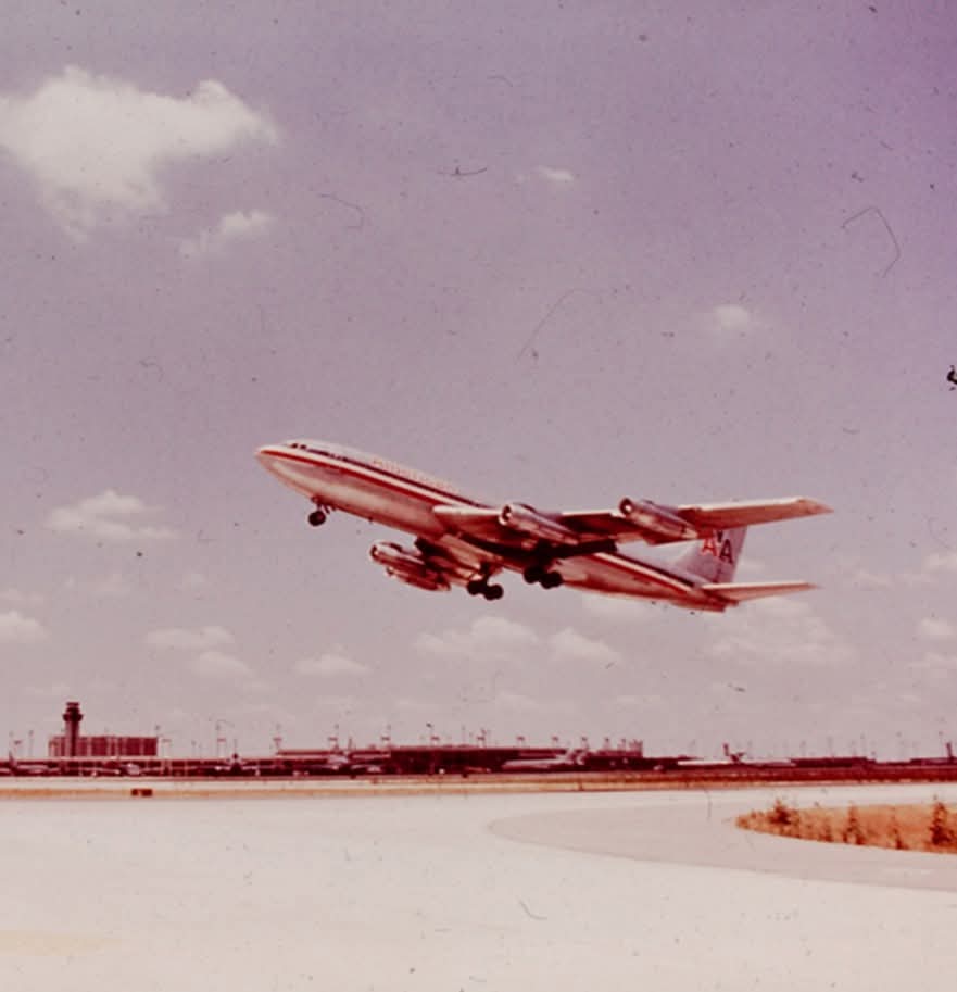 airwaysmagazine's tweet image. “I paid for aluminum, I want to see aluminum” 

#americanairlines #boeing #avgeek