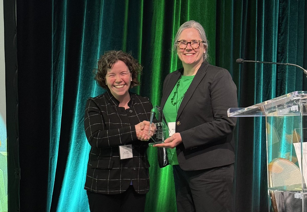 ErinDunnScD's tweet photo. The award honors Naomi Breslau &amp; Jane Murphy, two women who were small in stature (like me!) but absolutely enormous in presence, impact, and generosity to the scientists they trained.

A reminder that you don't have to be big to be a giant.

More: https://t.co/J8Xm3cAFOu https://t.co/kqFnp72dH0