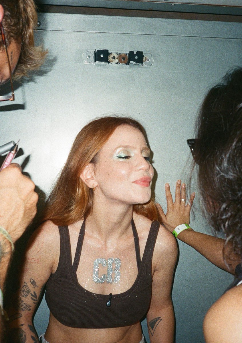 carolbiazin's tweet image. chegaram as analógicas do carnaval 💛