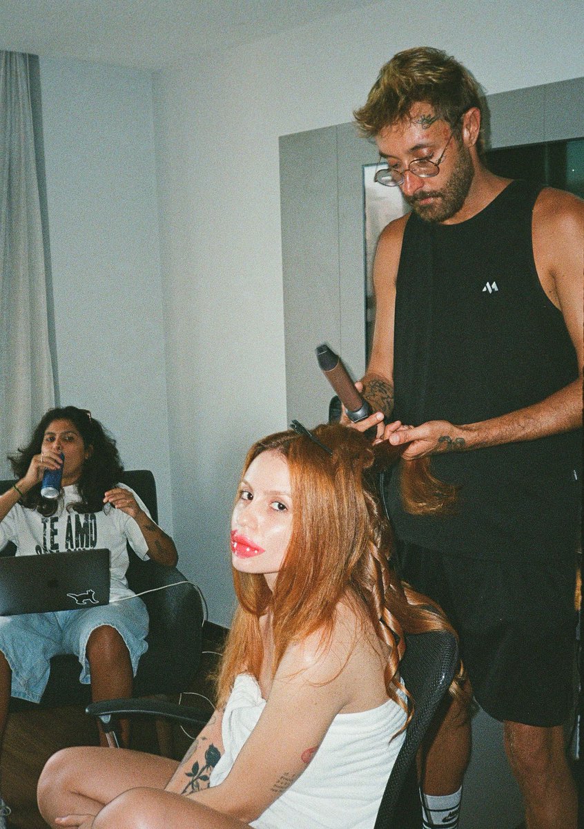 carolbiazin's tweet image. chegaram as analógicas do carnaval 💛