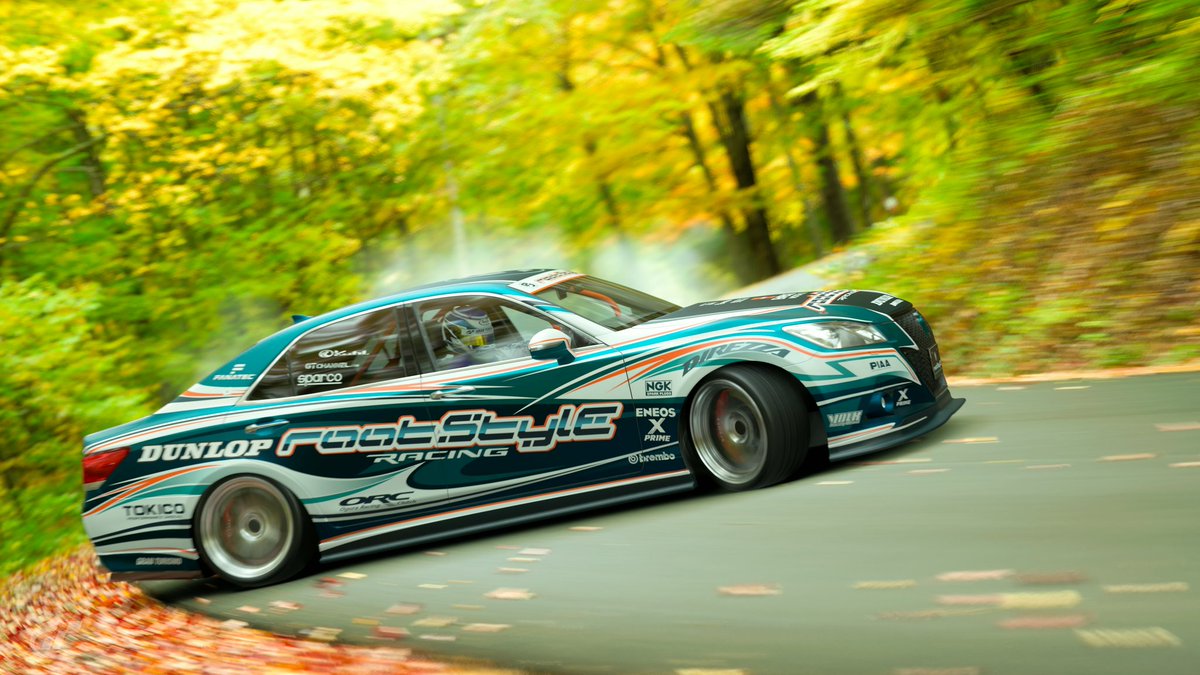 TOYOTA CROWN Athlete G  '13
オリジナルのラインを作りたかったので全てプリセットデカールのみで作成。
ボディーカラーはアストンマーティンのOcellus Tealをベースに半透明を使って同系色で色分けしてます。
仕事で間に合わないのでこちらで参加です。よろしくです。
#GT7リバリー自慢2026