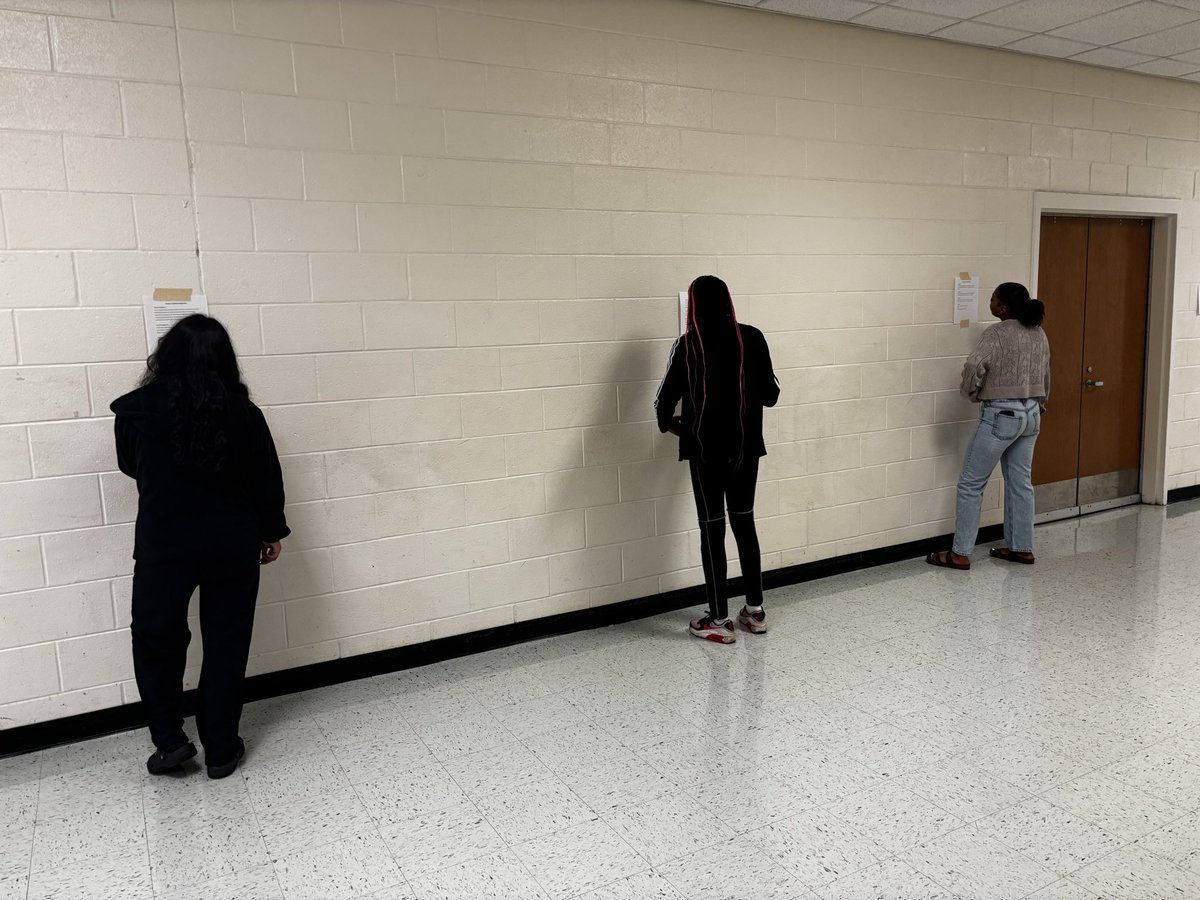MsAErickson's tweet photo. Today, my 12th grade students were in the hallway doing some APA research paper station rotations. It was a great way to compare techniques and identify errors. #ela #elateacher #researchwriting #teachersofx https://t.co/Et8aCJGcE7