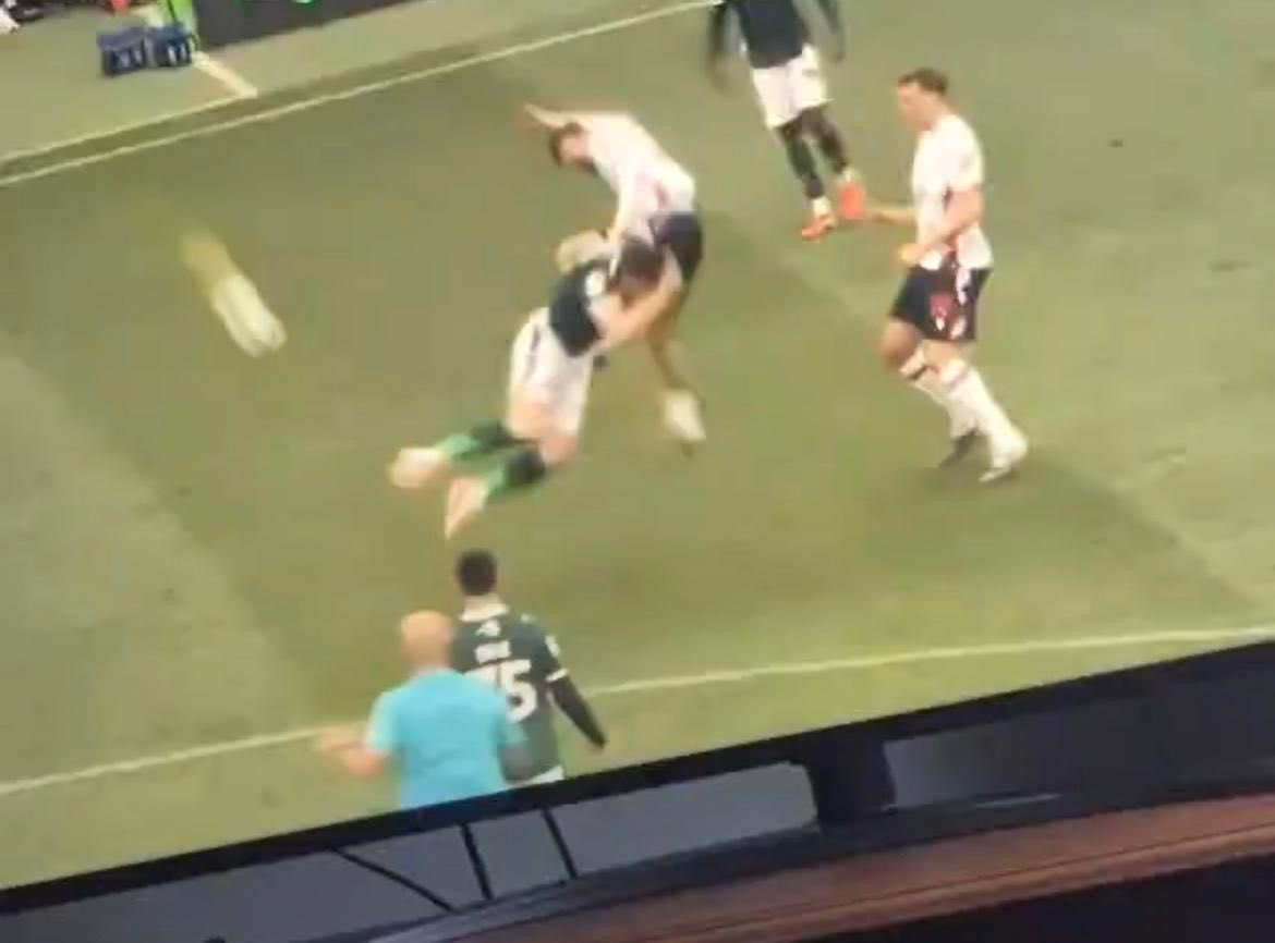 TiffFitzgerald's tweet photo. @rouleur66 @FBAwayDays Ref had a great angle of him not swinging his arm. Sent him off for looking and some class play acting. https://t.co/6ZomPMRUMx