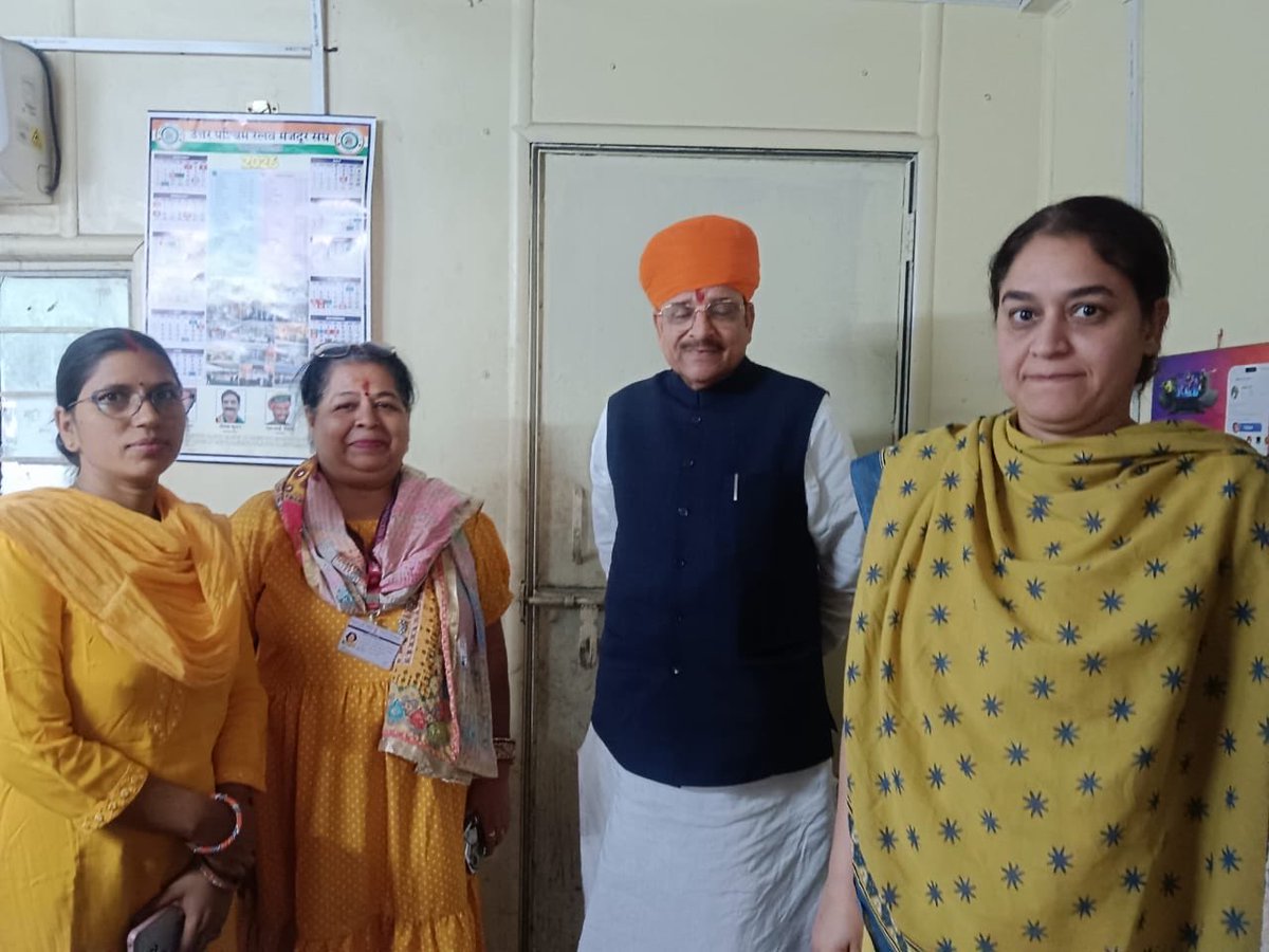 AjaybhattBJP4UK's tweet photo. आज गांधीनगर रेलवे स्टेशन पर जयपुर प्रवास के दौरान रेल यात्रा करते हुए एक अत्यंत प्रेरणादायक और गर्व का अनुभव प्राप्त हुआ।देश के यशस्वी प्रधानमंत्री श्री @narendramodi जी के सशक्त नेतृत्व में आज भारत की मातृशक्ति जल,थल और नभ—हर क्षेत्र में अपना परचम लहरा रही है https://t.co/DBfN9XioCI