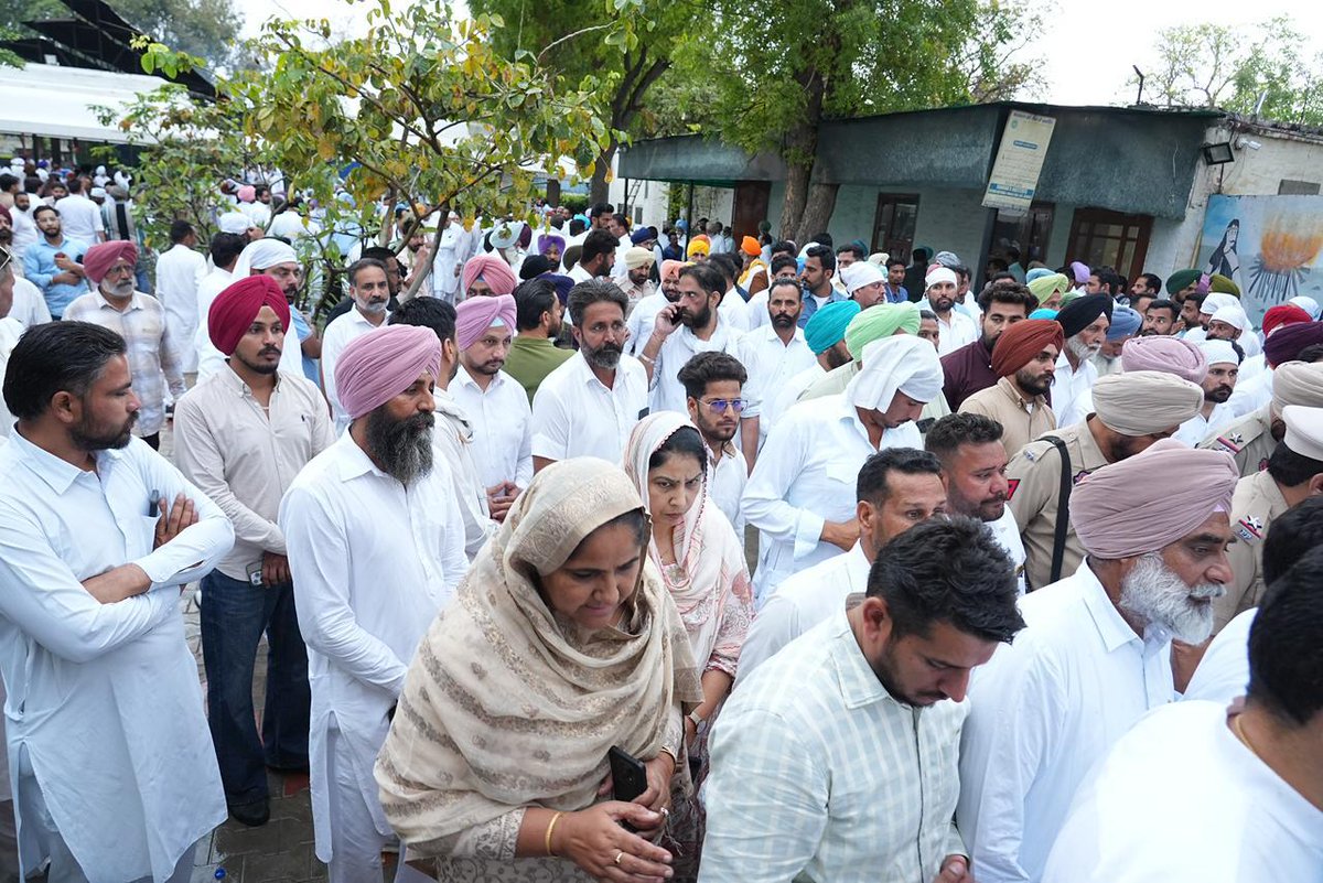 BadlaKaur's tweet photo. Today Attended The Last Rites Of @INCPunjab Leader Khushbaj Jattana With Sr. Leadership In Bathinda.He served in various positions in our party. We pray to God to grant his holy soul a place of rest in peace and give the family the strength to bear the loss. https://t.co/7fQY2y9rfh