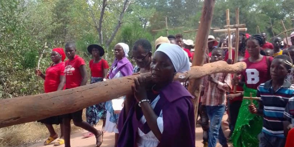 KIRCHE IN NOT (ACN) wünscht zusammen mit unseren Projektpartnern aus #Simbabwe allen einen gesegneten #Karfreitag! Heute gedenken wir an die #Passion Jesu und an seine #Kreuzigung.