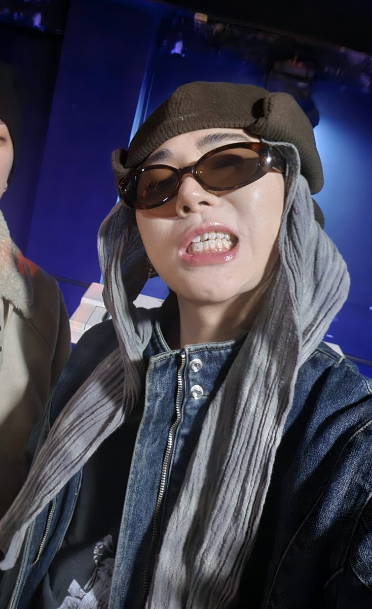 wooZico_TV's tweet photo. 폰 드는 사람 =지코 https://t.co/lLp0OzKcb3