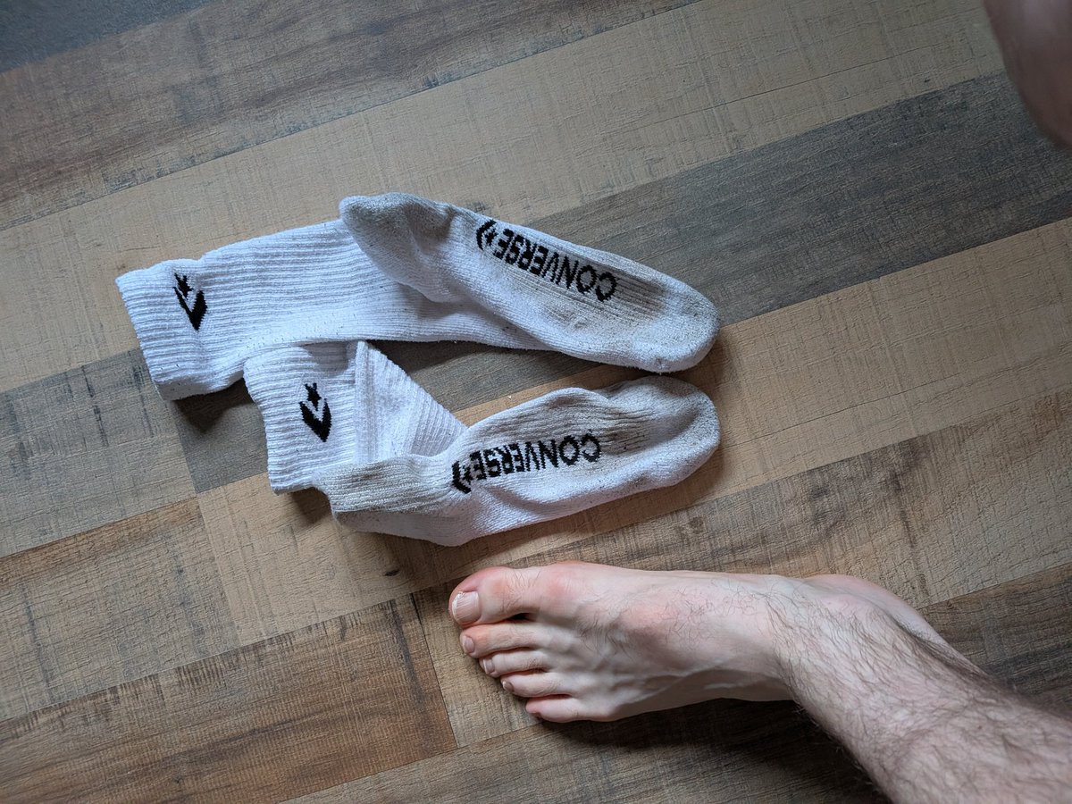 My socks are soooo dirty and smelly... Hand me your Wallets Slaves 👣💸👣💸
#cashmaster #findom #boyfeet