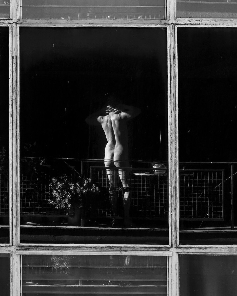 Hay un señor desnudo en el balcón