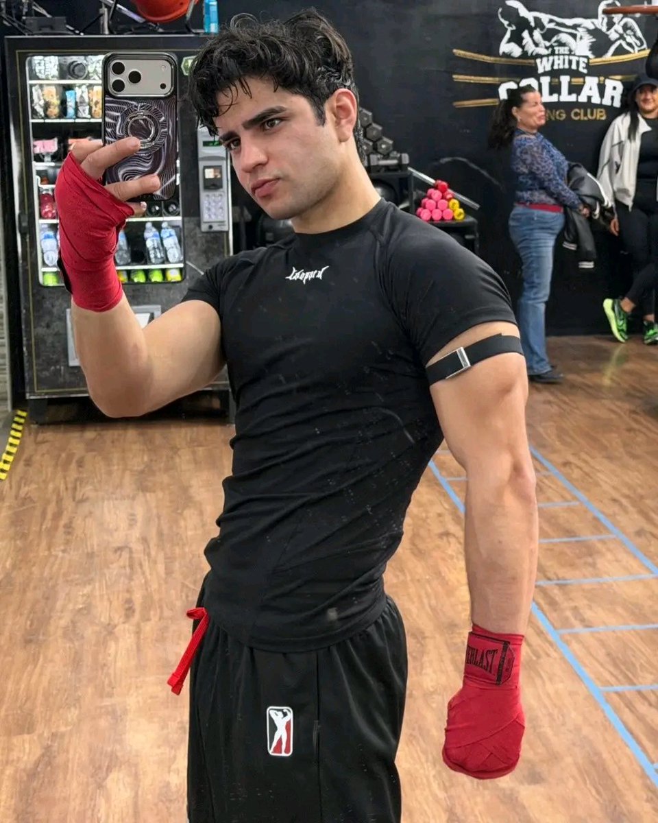 Romega_TV's tweet image. Aaron Mercury en una nueva selfie entrenando. 😮‍💨🔥

#lifestyle #quarterback #inclusion #SevereWeather #workoutchallenge
