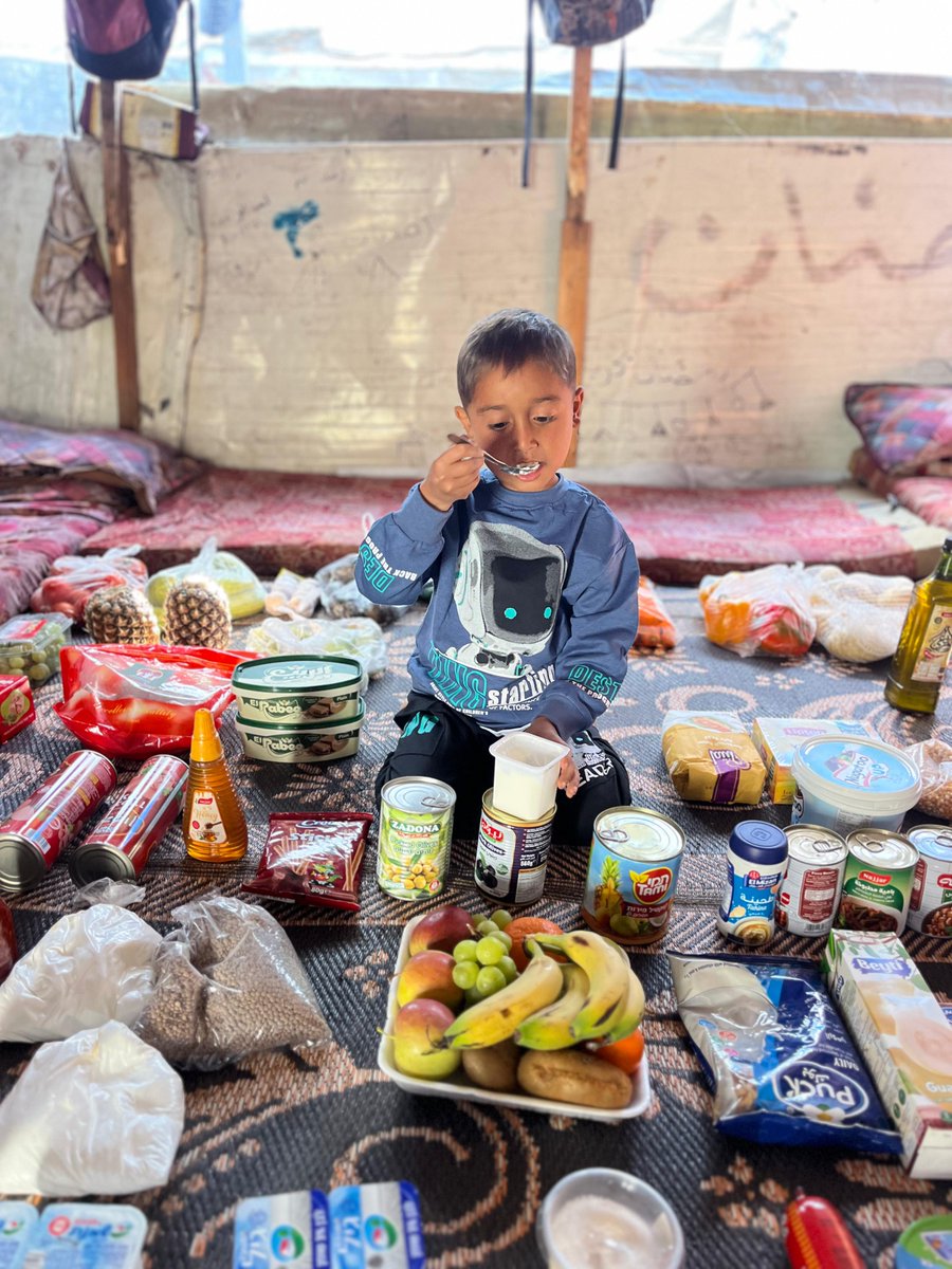 wefeedgaza's tweet photo. This week, we delivered various foods, warm clothes, and sandals for Qasim, age 8, in Al-Zahraa Camp, South Gaza.

Qasim is malnourished.

Qasim has cystic fibrosis in his lungs.

Qasim had no food for 3 days before our team arrived.

Support Qasim!

🔗 https://t.co/mXVlzT8IW3 https://t.co/hQ2DU0Ndje