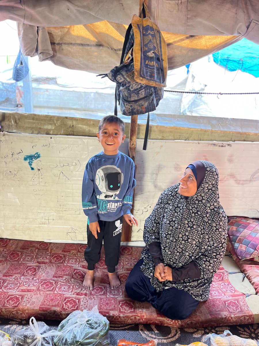 wefeedgaza's tweet photo. This week, we delivered various foods, warm clothes, and sandals for Qasim, age 8, in Al-Zahraa Camp, South Gaza.

Qasim is malnourished.

Qasim has cystic fibrosis in his lungs.

Qasim had no food for 3 days before our team arrived.

Support Qasim!

🔗 https://t.co/mXVlzT8IW3 https://t.co/hQ2DU0Ndje