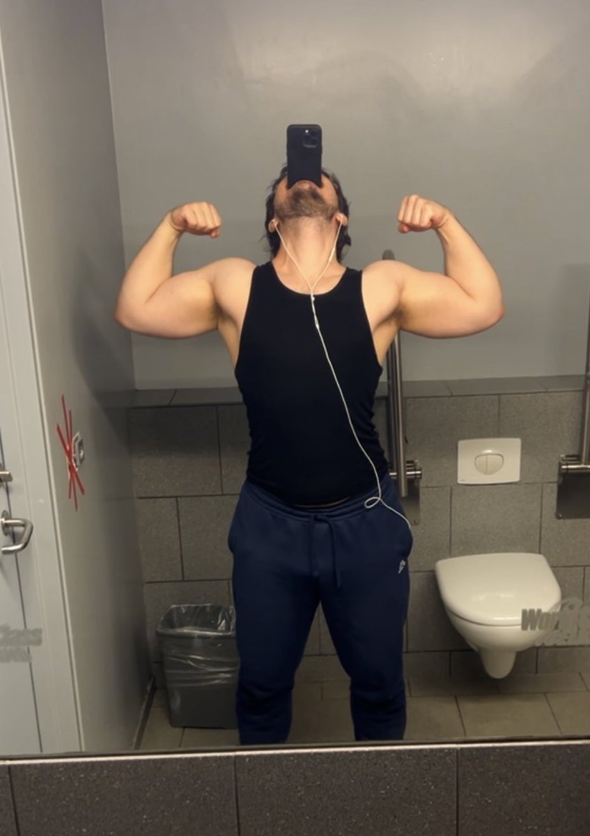 muscleroommate's tweet photo. Wanna be the arms guy https://t.co/Elbvv1drEv