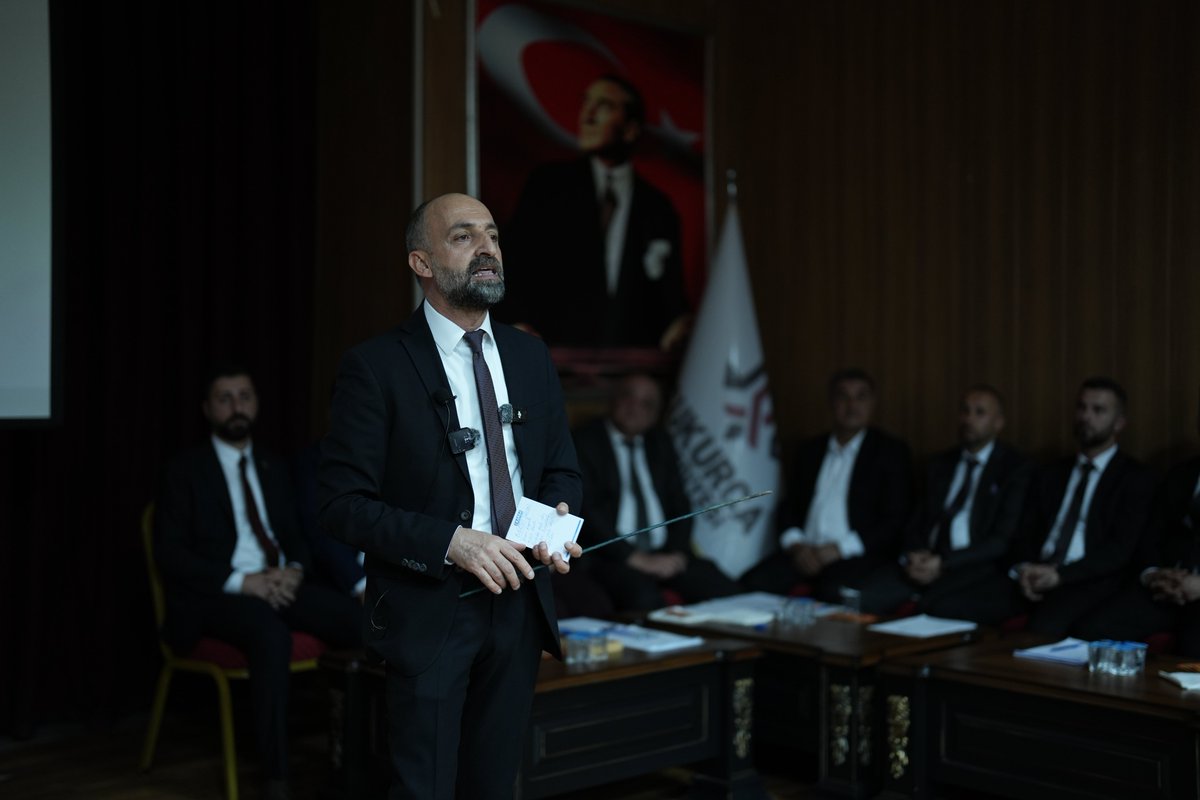 nazmidemirtr's tweet photo. 📍 BİZ BÜYÜK BİR AİLEYİZ! 

Bugün Çukurca’mızın geleceğini, o geleceğin asıl sahipleriyle; yani sizlerle konuştuk.

“Şeffaf Belediye, Hesap Verilebilir Yönetim” sözümüz gereği; 2024-2025 dönemi boyunca attığımız her adımı, harcadığımız her kuruşu ve hayata geçirdiğimiz tüm projeleri hemşehrilerimizle paylaştık.

Bizim için belediyecilik; sadece taş üstüne taş koymak değil, gönülleri birleştirmek ve şehrimizi ortak akılla yönetmektir. Bugün gördük ki; dürüstlük ve samimiyetle kurulan bağlar, en büyük gücümüzdür.

Katılım sağlayan, sorularıyla ve önerileriyle vizyonumuza değer katan tüm vatandaşlarımıza ve basın mensuplarımıza teşekkür ediyoruz.

Çukurca için, sizlerden aldığımız güçle canla başla çalışmaya devam edeceğiz.

@RTErdogan 
@Akparti 
@mustafademir 
@EyupEroglu60 
@MustafaAlkayis 
@byildiz63 
@KayaZeydin 
@huseyin_y50441