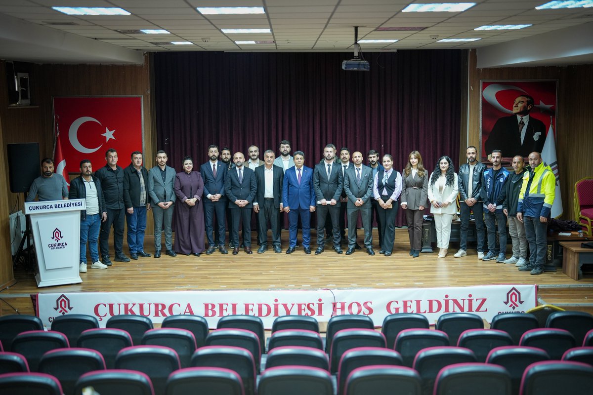 nazmidemirtr's tweet photo. 📍 BİZ BÜYÜK BİR AİLEYİZ! 

Bugün Çukurca’mızın geleceğini, o geleceğin asıl sahipleriyle; yani sizlerle konuştuk.

“Şeffaf Belediye, Hesap Verilebilir Yönetim” sözümüz gereği; 2024-2025 dönemi boyunca attığımız her adımı, harcadığımız her kuruşu ve hayata geçirdiğimiz tüm projeleri hemşehrilerimizle paylaştık.

Bizim için belediyecilik; sadece taş üstüne taş koymak değil, gönülleri birleştirmek ve şehrimizi ortak akılla yönetmektir. Bugün gördük ki; dürüstlük ve samimiyetle kurulan bağlar, en büyük gücümüzdür.

Katılım sağlayan, sorularıyla ve önerileriyle vizyonumuza değer katan tüm vatandaşlarımıza ve basın mensuplarımıza teşekkür ediyoruz.

Çukurca için, sizlerden aldığımız güçle canla başla çalışmaya devam edeceğiz.

@RTErdogan 
@Akparti 
@mustafademir 
@EyupEroglu60 
@MustafaAlkayis 
@byildiz63 
@KayaZeydin 
@huseyin_y50441