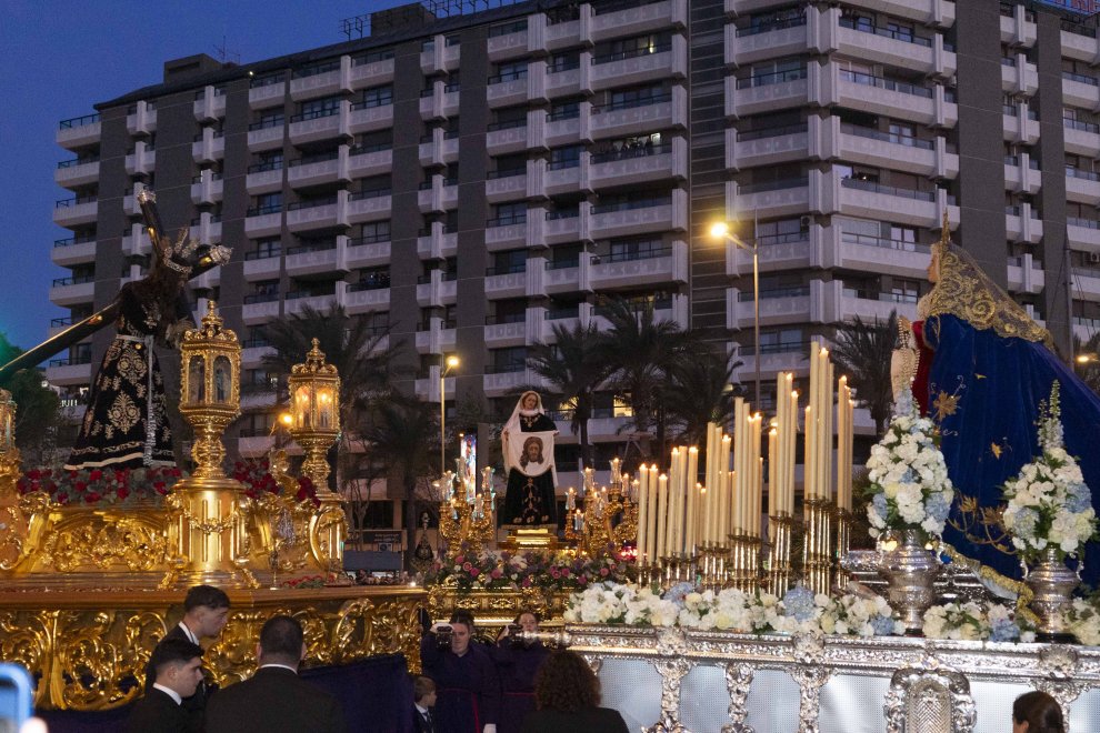 HdadEncuentro's tweet photo. ✝️JUEVES SANTO✝️

Con una tarde primaveral Nuestros Titulares salieron a la ciudad de Almería con sus Hermanos Nazarenos en oración y penitencia.

📜Crónica del Desfile Procesional del Jueves Santo de 2026.

▶️ https://t.co/KmTyYyuDL8

#SemanaSanta2026 https://t.co/aefz1f1719
