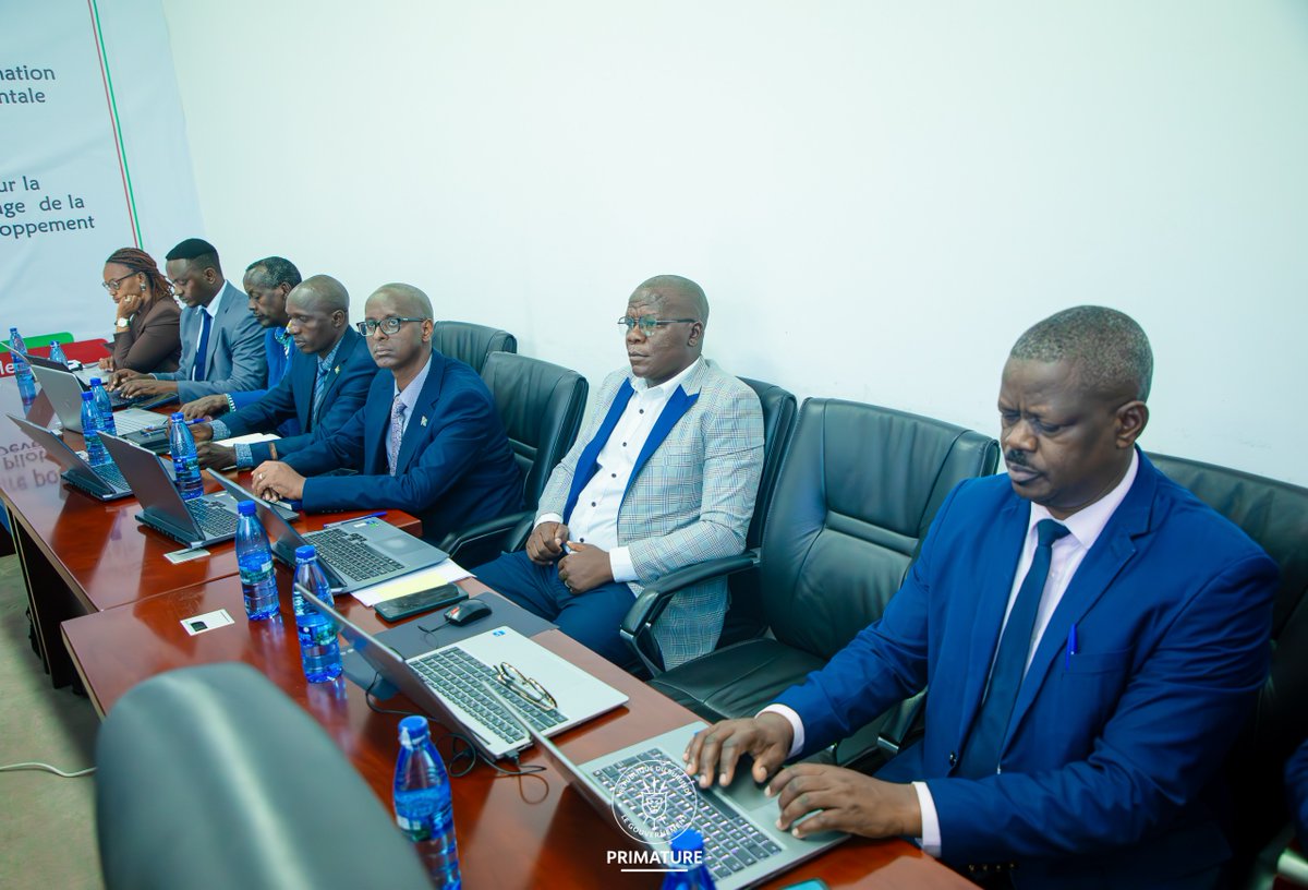BurundiGov's tweet image. #Burundi "De la révision du cadre légal des #APE et #EPA et l'évaluation de leurs missions, programmes et actions" à l'agenda de ce 3/4/2026, SE le Premier Ministre, @NtahontuyeN, dirige une réunion rassemblant les Chefs des Bureaux Spéciaux et Cellules de la #PrimatureBurundi
