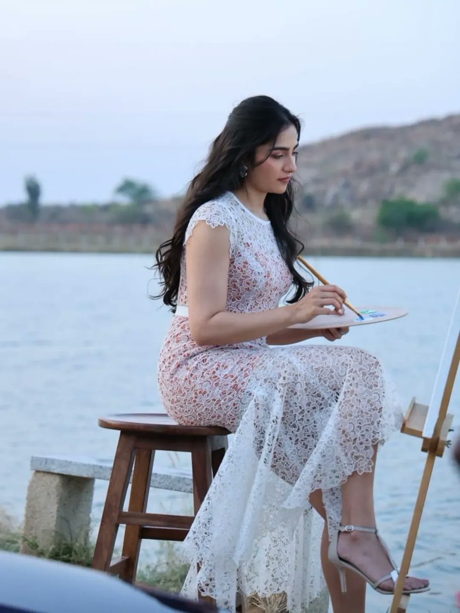 Muralidaran789's tweet image. Lost in the art of creation today 🎨. There's something so peaceful about painting by the water. What creative outlets do you enjoy? 🖌️✨ #rukminivasanth 
@RukminiMaitr  #trendy 
#trendingphotoshoot
