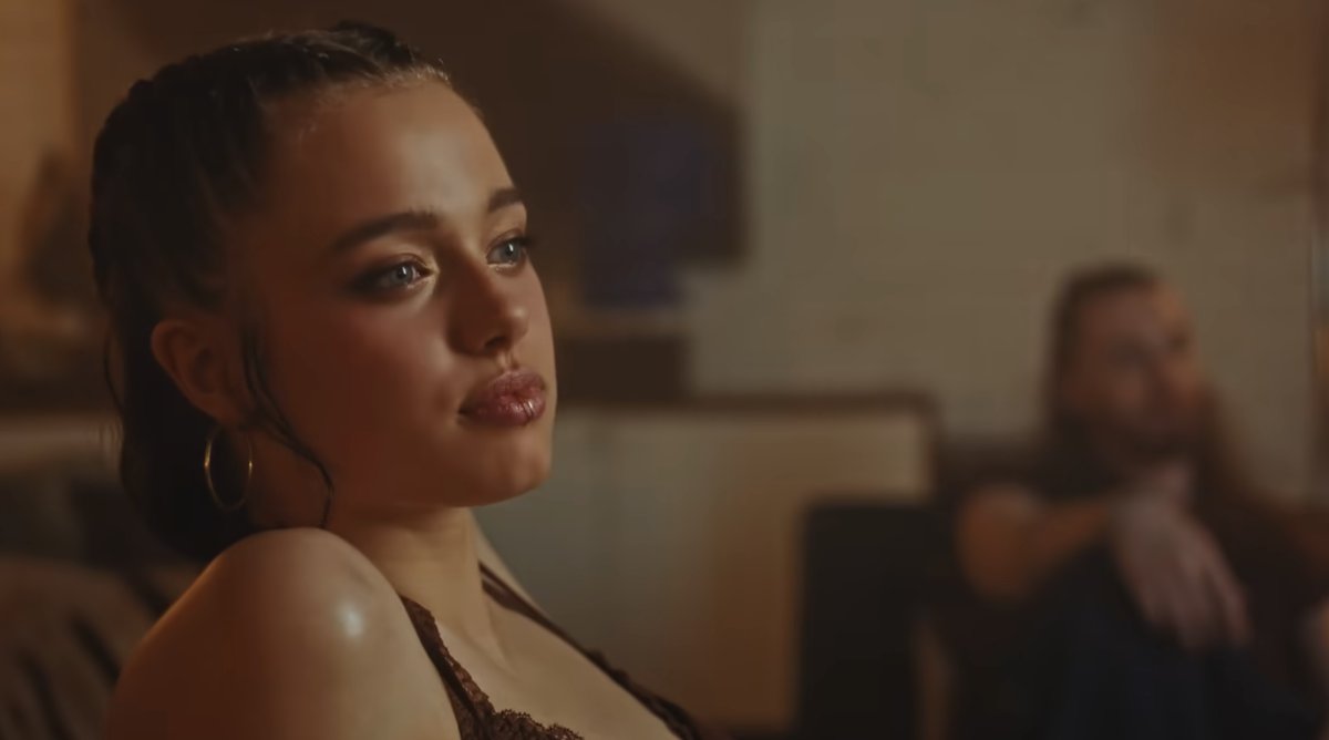 pannchoa's tweet photo. Angelina Jolie's daughter, Shiloh, to feature in Dayoung's new MV and make her acting debut
https://t.co/Nguon3HGGt https://t.co/zPEn5slu0p