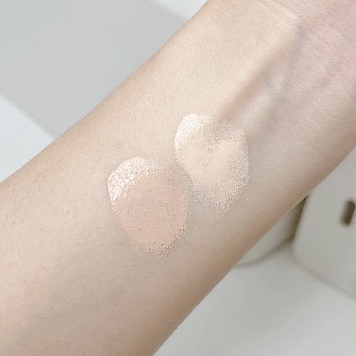 aispdiary's tweet image. ขอป้ายยาคอนซิลเลอร์ที่มีติดกระเป๋าเครื่องสำอาง glow not dry concealer สี #Light &amp;amp; #Rosysalmon มีโทนเหลืองกับชมพู 1 ตลับ มี 2 สี เราใช้มือแท็ปๆๆ ที่ผิว รู้สึกเนื้อเค้ากลืนไปกับผิวเลย ช่วยปกปิดรอยแดง รอยเส้นเลือดได้ดีมากกก เนื้อบางเบา ไม่หนัก ไม่เหนียว