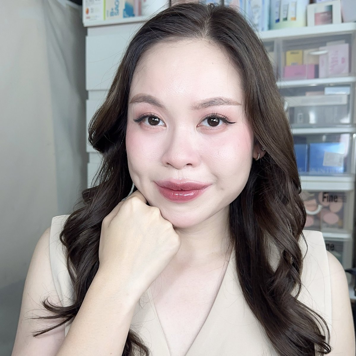 aispdiary's tweet image. ขอป้ายยาคอนซิลเลอร์ที่มีติดกระเป๋าเครื่องสำอาง glow not dry concealer สี #Light &amp;amp; #Rosysalmon มีโทนเหลืองกับชมพู 1 ตลับ มี 2 สี เราใช้มือแท็ปๆๆ ที่ผิว รู้สึกเนื้อเค้ากลืนไปกับผิวเลย ช่วยปกปิดรอยแดง รอยเส้นเลือดได้ดีมากกก เนื้อบางเบา ไม่หนัก ไม่เหนียว