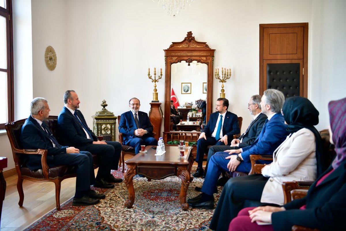 tiburesmi's tweet photo. Türkiye Ulusal Ajansından TİBU’ya ziyaret.

Türkiye Ulusal Ajansı Başkanı Sn. İlker Astarcı'nın gerçekleştirdiği ziyaret kapsamında, Prof. Dr. Mehmet Görmez ve kurucu heyetimizle yapılan toplantıda; kurumlarımızın ortak paydası olan uluslararası eğitim konuları ve kurumlar arası iş birliği kapsamında neler yapılabileceği istişare edildi. Ayrıca gençlerimizin uluslararası alanda tecrübe kazanması ve TİBU'nun dışa açık eğitim modeli değerlendirildi.

Üniversitemizin kuruluş sürecine dair heyecanımızı paylaşan ve güzel temennilerde bulunan değerli misafirimize bu anlamlı ziyaretlerinden dolayı teşekkür ederiz.