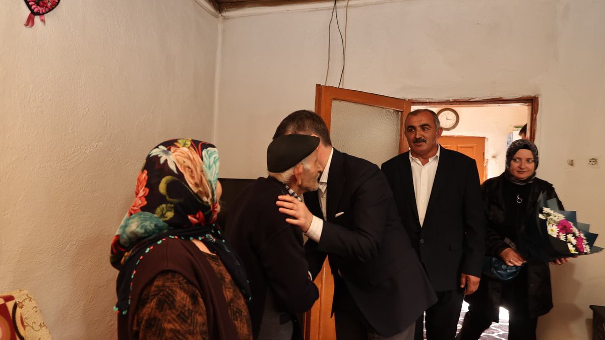 merzifonkymkmlk's tweet photo. 📍 Merzifon – Gümüştepe Köyü

Valimiz Önder BAKAN, Amasya Milletvekili Hasan ÇİLEZ ve Kaymakamımız Ahmet KARAASLAN, köyün ulu çınarlarıyla bir araya geldi.
Kıymetli büyüklerimize sağlık ve huzur dolu, bereketli ömürler temenni edildi. 🤲 https://t.co/3Zw6oPM8Ty
