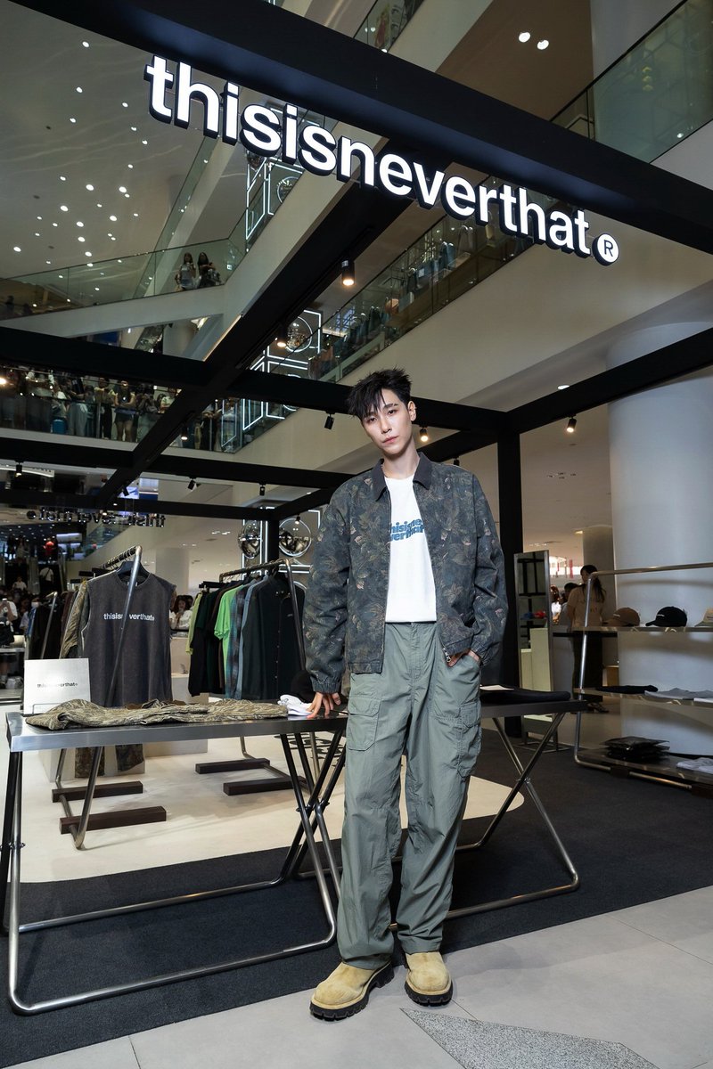 SECRET_Styled's tweet photo. #junniorrs #JuniorXthisisneverthat #thisisneverthat #DiscoverySelection #SiamDiscovery #ONESIAM
สยามดิสคัฟเวอรี่ เปิดประสบการณ์สตรีทคัลเจอร์ พบกับ “thisisneverthat” POP-UP STORE ครั้งแรกในไทย พร้อมไอเท็มเอ็กซ์คลูซีฟ
.
สยามดิสคัฟเวอรี่ ดิเอ็กซ์พลอราทอเรี่ยม ตอกย้ำการเป็น The Biggest Arena of Lifestyle Experiments ที่เต็มไปด้วยประสบการณ์ พร้อมให้ทุกคนเข้ามาค้นพบ (Experiment), สร้างสรรค์ (Create) และพัฒนา (Cultivate) ได้อย่างไม่รู้จบ เปิดพื้นที่แห่งการค้นพบและทดลองไลฟ์สไตล์รูปแบบใหม่ ชวนสายแฟชั่นและสตรีทคัลเจอร์ร่วมสัมผัสประสบการณ์สุดเอ็กซ์คลูซีฟ กับการเปิดตัว POP-UP STORE ครั้งแรกในประเทศไทยของแบรนด์สตรีทแวร์ชื่อดังจากกรุงโซล “thisisneverthat” แลนด์ดิ้งเป็นป๊อปอัพที่แรก ณ ชั้น G สยามดิสคัฟเวอรี่ โดยมี จูเนียร์ – ปณชัย ศิลปินหนุ่มหล่อร่วมงาน
.
ไฮไลต์ของการเปิด “thisisneverthat” POP-UP STORE ครั้งนี้ คือไอเท็มสุดเอ็กซ์คลูซีฟ “Bangkok Edition T-Shirt” ที่ออกแบบขึ้นเป็นพิเศษสำหรับประเทศไทยโดยเฉพาะ วางจำหน่ายเฉพาะที่ Discovery Selection สยามดิสคัฟเวอรี่ เท่านั้น จำนวนจำกัดเพียง 200 ตัว และไม่มีการผลิตซ้ำ ถือเป็นไอเท็มสะสมที่สายสตรีทไม่ควรพลาด พร้อมด้วยคอลเลกชั่นล่าสุด SS26 ภายใต้คีย์เวิร์ด “MOWGLI” ที่ได้แรงบันดาลใจจากโลกธรรมชาติและความดิบของผืนป่า ถ่ายทอดผ่านลวดลาย camo, floral และ animal print ผสานเทคนิคพิเศษอย่าง jacquard และ overdyeing เพื่อสร้างมิติใหม่ของความงามจากธรรมชาติในสไตล์ร่วมสมัย สะท้อนเอกลักษณ์ New Vintage ของแบรนด์ได้อย่างชัดเจน
.
คอลเลกชันนี้มาพร้อมไอเท็มหลากหลาย ทั้งเสื้อยืด กางเกง แจ็กเก็ต และแอ็กเซสซอรี ที่ออกแบบมาเพื่อตอบโจทย์ไลฟ์สไตล์คนเมืองในมุมมองร่วมสมัย
.
thisisneverthat แบรนด์สตรีทแวร์ที่ก่อตั้งขึ้นในปี 2010 ณ กรุงโซล ประเทศเกาหลีใต้ โดดเด่นด้วยการนำแรงบันดาลใจจากวัฒนธรรมวินเทจ ไม่ว่าจะเป็น street subculture, sportswear, outdoor gear และ military archives มาตีความใหม่ผ่านมุมมองร่วมสมัย จนกลายเป็นเอกลักษณ์ที่สะท้อนแนวคิด “New Vintage” ที่ไม่หยุดนิ่ง และเปิดกว้างต่อความเปลี่ยนแปลง ครั้งนี้จึงเป็นปรากฎการณ์ครั้งสำคัญ ที่สยามดิสคัฟเวอรี่ ยังคงเดินหน้าสร้างสรรค์ประสบการณ์ใหม่อย่างต่อเนื่อง ผ่านการคัดสรรแบรนด์ระดับโลกและกิจกรรมที่เชื่อมโยงแฟชั่น ศิลปะ และคอมมูนิตี้เข้าด้วยกันอย่างไร้ขีดจำกัด
.
นอกจากนี้พบกับ Special Promotion ซื้อสินค้า 2 ชิ้นขึ้นไป รับส่วนลด 10% (เฉพาะสินค้าราคาปกติ) เมื่อซื้อครบ 5,500 บาท รับฟรี Tarpaulin Bag รวมทั้งทุกใบเสร็จ รับฟรี Sticker สำหรับ หรือช็อปผ่าน ONESIAM SuperApp : https://t.co/IzL1a0WXZO
.
ขอเชิญทุกคนมาร่วมค้นพบแรงบันดาลใจใหม่ และสัมผัสโลกของสตรีทคัลเจอร์ระดับอินเตอร์ “Thisisneverthat” THE FIRST POP UP STORE IN THAILAND ได้แล้ววันนี้ ที่ Discovery Selection ชั้น G สยามดิสคัฟเวอรี่