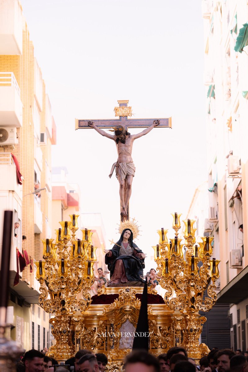 Hoy sonríe ruboroso
desde el balcón de los cielos.

#CofradíasMLG
📸 <a href="/SalvaFdzPH/">Salva Fernández Fotografía</a>