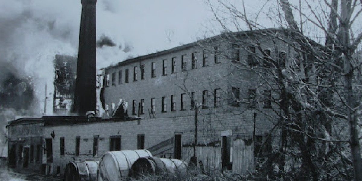 IAFFofficial's tweet image. 🔥#OnThisDay in #firefighter history: The Norwich, Connecticut, fire department lost four fire fighters in an explosion ignited by hazardous materials at the Van Tassel warehouse in 1962. 

This tragedy led to stricter guidelines for the transportation of hazardous materials.