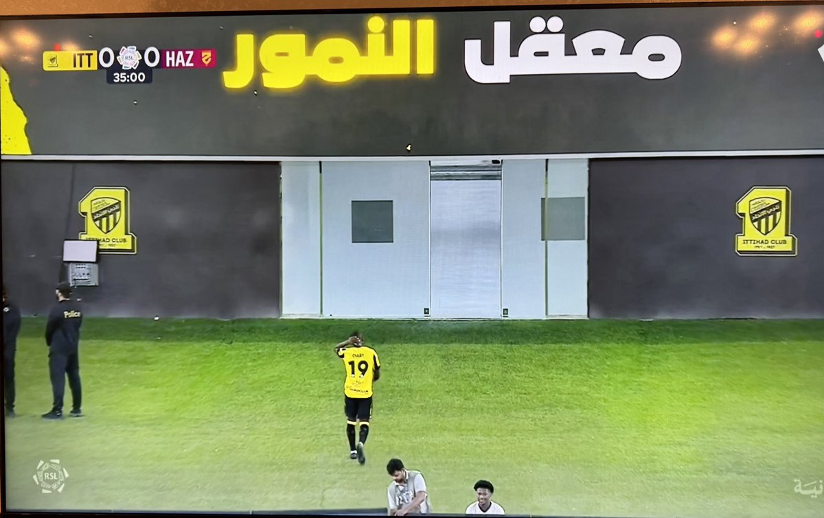 King7samAhli's tweet photo. 🏆| #دوري_روشن_السعودي
⚽️| #الاتحاد_الحزم
• الطرد بالبطاقة الحمراء ♦️من معقل النمور 🐈
🤣🤣🤣🤣🤣 https://t.co/h2LyoREaWK