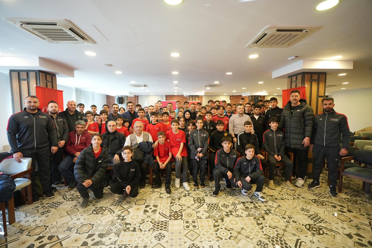 Önder İmam Hatipliler Derneği'nde düzenlenen Öncü ile Zirve Yolu temalı söyleşiye katıldık.

Geleceğin şampiyonu sporcularımıza başarılar diliyor, nazik ev sahipliğinden ötürü <a href="/onderihl/">ÖNDER</a> Başkanı <a href="/aceylantr/">Abdullah Ceylan</a> ve <a href="/OncuGenclikSpor/">Öncü Spor Kulübü</a> Başkanı Hüseyin Kara'ya teşekkür ediyorum.