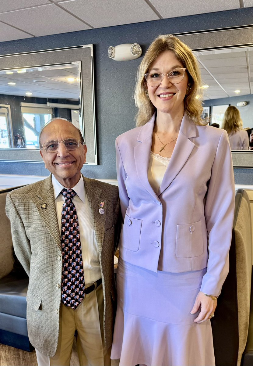 Ashley Troxell tweet media