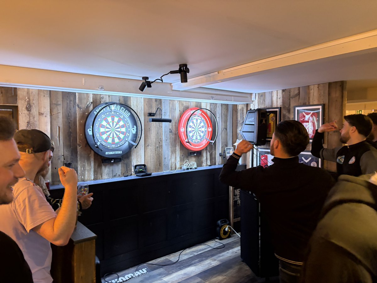 AshtonUnitedFC's tweet image. 𝙒𝘼𝙍𝙈 𝙐𝙋𝙎 𝘼𝙍𝙀 𝙐𝙉𝘿𝙀𝙍𝙒𝘼𝙔 🎯

First dart at 7!

#dartsnight #crossbar