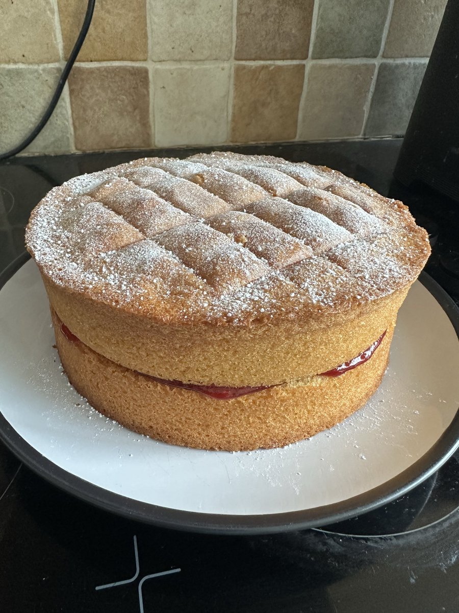 Meinirynysmon's tweet image. I made a sponge cake for the first time in ages today. Turned out alright! Nice with a cup of coffee. 😃🍰☕️ #Anglesey #Cake