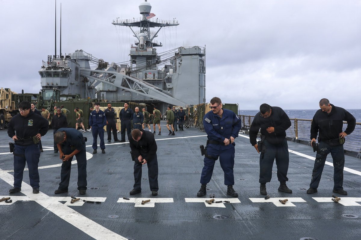 USPacificFleet's tweet image. Warrior Mindset🎯🥊 

Sailors aboard USS Comstock and @11thMEU Marines sharpen their lethality through small arms qualifications and MCMAP training in the Pacific Ocean.🌊⚓️

The #BlueGreenTeam is ready to dominate any fight, anytime. 🇺🇸

#USNavy #USMC #USPacificFleet #Readiness