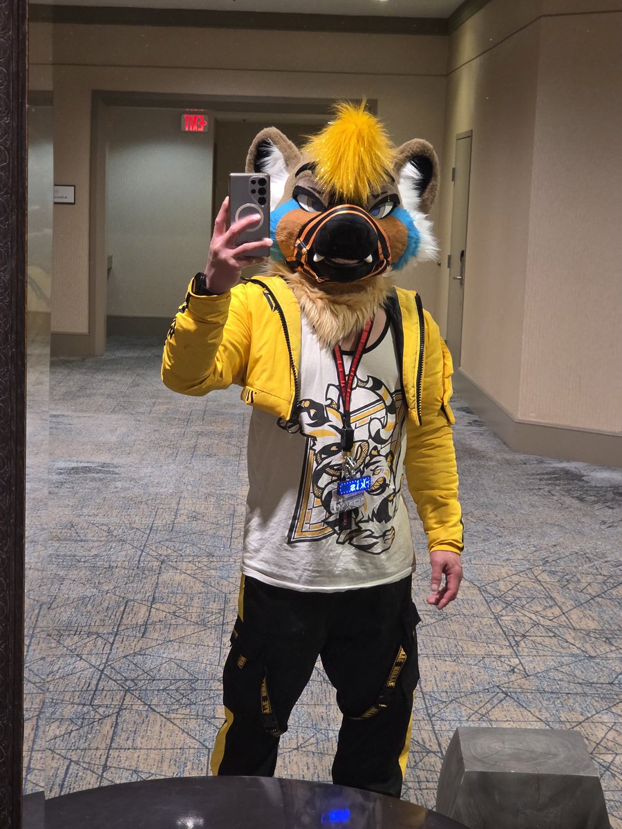 VersusVerkis's tweet photo. Admiring the fit on this #FursuitFriday 🤳 

🪡 @TwistedLeopard https://t.co/hr04UdXYj9