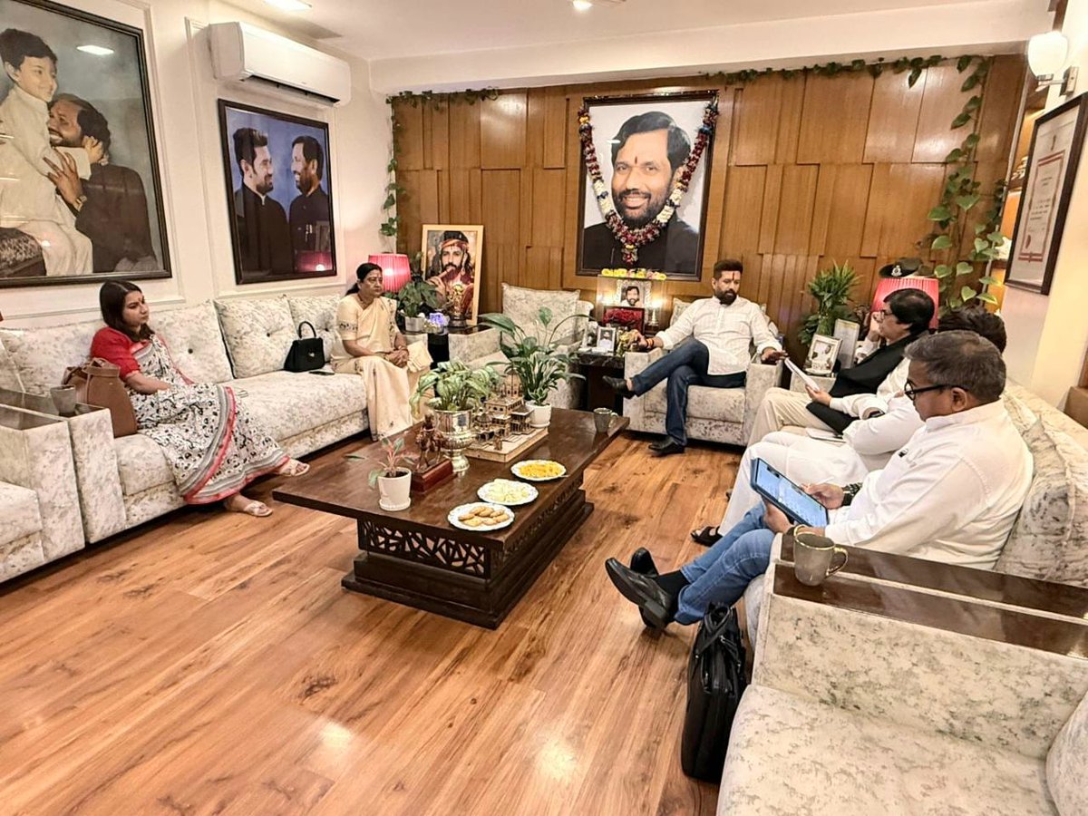 आज नई दिल्ली में राष्ट्रीय अध्यक्ष सह केंद्रीय मंत्री आदरणीय श्री <a href="/iChiragPaswan/">युवा बिहारी चिराग पासवान</a> जी ने पार्टी के संसदीय दल बैठक की अध्यक्षता की। जिसमें संगठन विस्तार एवं आगामी कार्यक्रमों को लेकर विस्तृत चर्चाएं हुई।