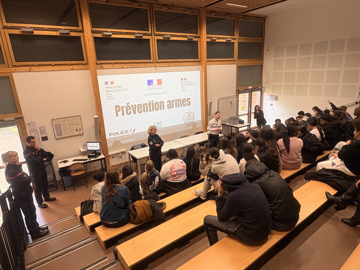 PoliceNat38's tweet image. #Prévention I Intervention conjointe #PoliceMunicipale, @PoliceNationale, #SapeursPompiers et @justice_gouv au collège Henri Wallon @VilleDeSMH 
▶️Lutter contre les violences aux abords des établissements scolaires, en continuité avec l'opération menée mardi.
#Prévenir
#Protéger