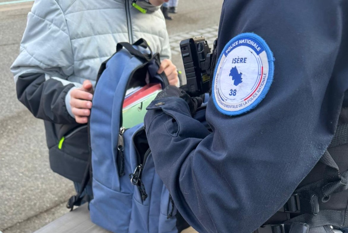 PoliceNat38's tweet image. #Prévention I Intervention conjointe #PoliceMunicipale, @PoliceNationale, #SapeursPompiers et @justice_gouv au collège Henri Wallon @VilleDeSMH 
▶️Lutter contre les violences aux abords des établissements scolaires, en continuité avec l'opération menée mardi.
#Prévenir
#Protéger
