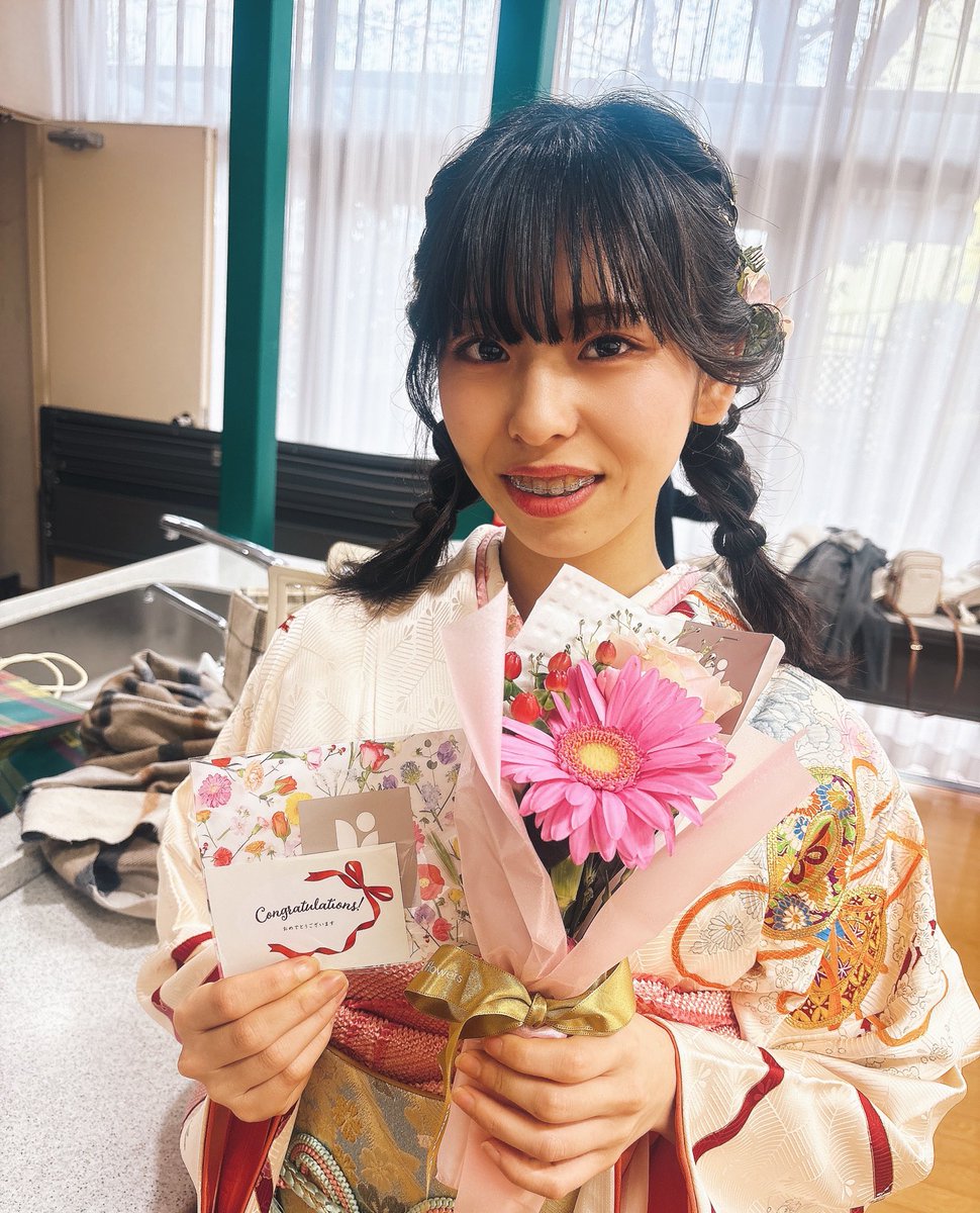 osekaisan's tweet photo. 女の子とペアのおせっかいsanスタッフからも当日は駆けつけられませんでしたが
花束のプレゼントを贈りました♡

#振袖　#成人式　#おめでとう https://t.co/ShmArdu5FZ