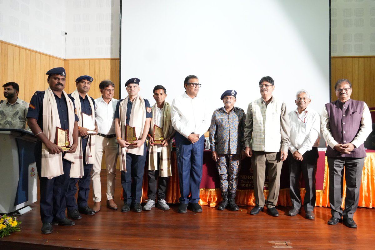 Regional Centre for organic and natural farming, Nagpur has felicitated the instructors of NDRF Academy during a seminar on Natural farming.    The instructors of the Academy were honored in front of farmers and experts in the field of organic and natural farming.
